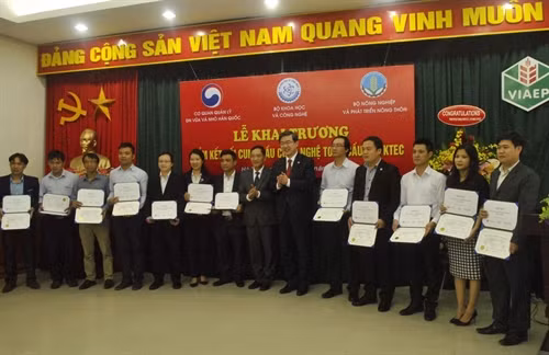 Ban Tổ chức trao Giấy chứng nhận Điều phối viên về chuyển giao công nghệ cho các học viên. Ảnh: Bộ KH&CN