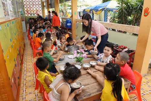 Bữa ăn trưa của trẻ 5 tuổi trường Mầm non Tuổi Thơ, thành phố Bạc Liêu.