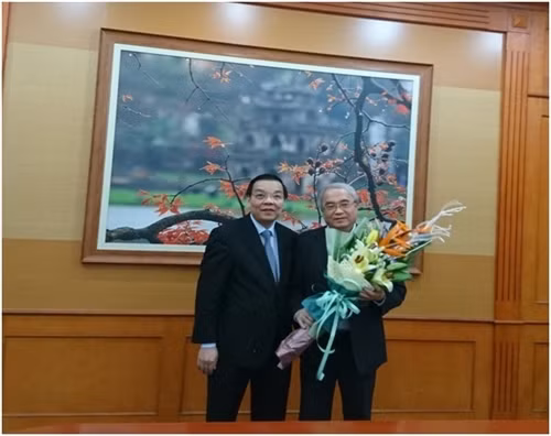 Bộ trưởng tặng hoa cảm ơn Đồng chí Hoàng Văn Phong. Ảnh: Bộ KH&CN