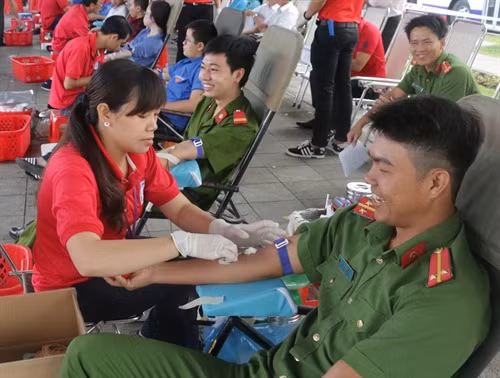 Đông đảo đoàn viên, thanh niên tham gia hiến máu tình nguyện. Ảnh: Ngọc Thiện - TTXVN