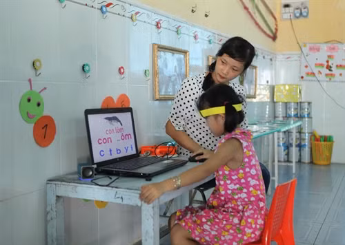 Trẻ 5 tuổi ở trường Mầm non Tuổi Thơ, thành phố Bạc Liêu được tiếp cận sử dụng máy tính để tập làm quen với chữ cái môn tiếng Việt.