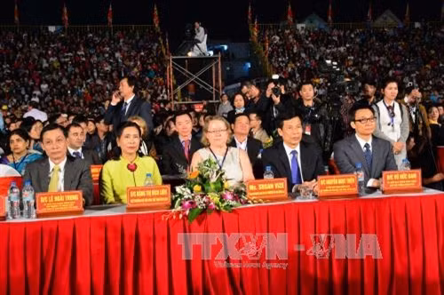 Phó Thủ tướng Vũ Đức Đam và các đại biểu dự buổi lễ. Ảnh: Quang Quyết-TTXVN