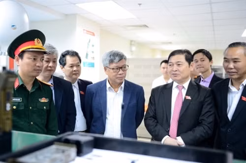Đại diện Tập đoàn Viettel giới thiệu sản phẩm của Tập đoàn với đoàn Khảo sát. Ảnh: Bộ KH&CN