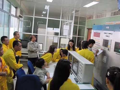 Các học viên đang thực hành tại phòng điều khiển lò phản ứng. Ảnh: Viện NLNTVN