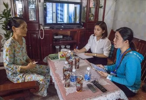 Điều tra viên điều tra dân số và nhà ở tại địa bàn phường Vĩnh Quang, thành phố Rạch Giá (Kiên Giang). Ảnh: Hồng Đạt - TTXVN