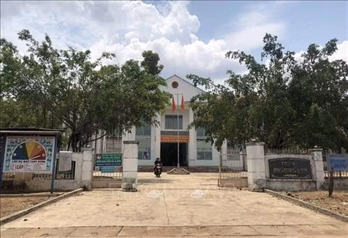 Trụ sở UBND xã Ia Mơ được đầu tư xây dựng khang trang ở khu vực biên giới. Ảnh: Dư Toán – TTXVN