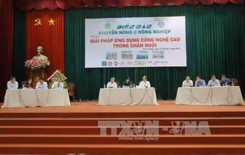 Các nhà chuyên môn, kĩ sư có trình độ cao giải đáp thắc mắc cho bà con nông dân về kĩ thuật chăn nuôi. Ảnh: Nam Thái - TTXVN