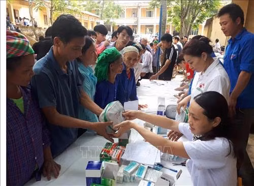 Những người đến khám bệnh được cấp thuốc theo đơn thuốc chỉ định và tặng 01 túi thuốc gia đình. Ảnh: Chu Hiệu - TTXVN