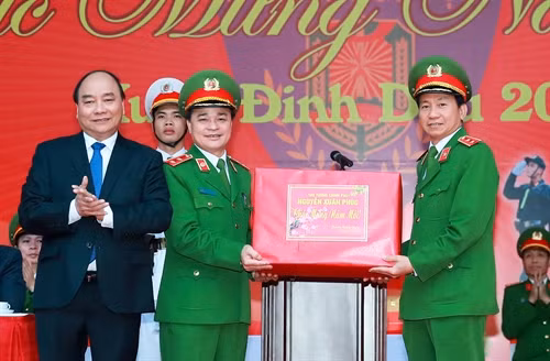 Thủ tướng Nguyễn Xuân Phúc tặng quà cho cán bộ chiến sỹ Bộ Tư lệnh Cảnh sát cơ động. Ảnh:Thống Nhất-TTXVN