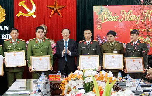 Chủ tịch UBND tỉnh Lạng Sơn Phạm Ngọc Thưởng tặng Bằng khen cho các cá nhân có thành tích xuất sắc trong việc phá chuyên án ma túy lớn. Ảnh: Thái Thuần – TTXVN