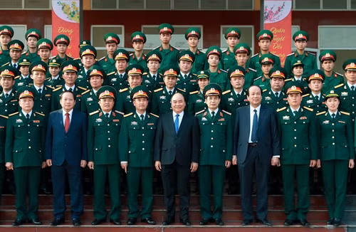 Thủ tướng Nguyễn Xuân Phúc với cán bộ, chiến sỹ Sư đoàn 312. Ảnh: Thống Nhất-TTXVN