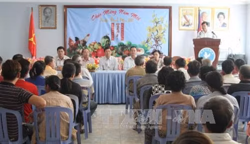 Quang cảnh buổi trao quà và chúc Tết các gia đình kiều bào tại Campuchia. Ảnh: Chanh Đa-Phóng viên TTXVN tại Campuchia