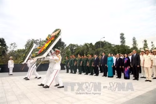 Đoàn lãnh đạo TP.HCM và Quân khu 7 viếng đặt vòng hoa và dâng hương tại nghĩa trang Liệt sĩ Thành phố. Ảnh: Thanh Vũ-TTXVN