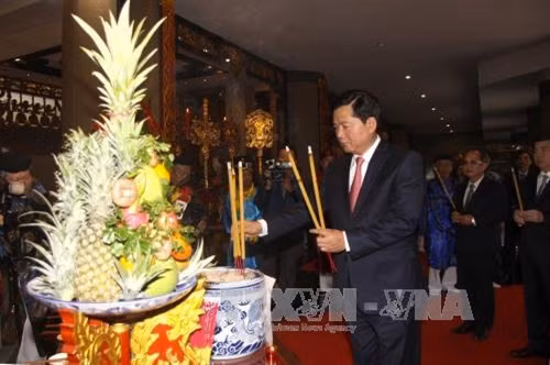 Bí thư Thành ủy TP.HCM Đinh La Thăng dâng hương tại lễ dâng cúng bánh tét Quốc Tổ Hùng Vương. Ảnh: Thanh Vũ-TTXVN