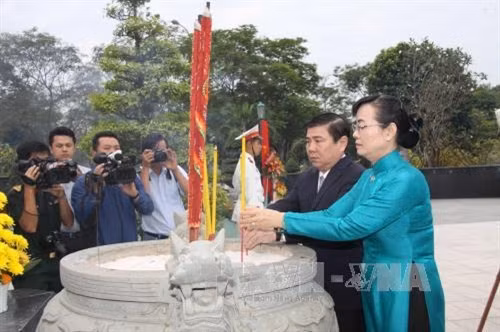 Chủ tịch UBND TP.HCM Nguyễn Thành Phong và Chủ tịch HĐND TP.HCM Nguyễn Thị Quyết Tâm thắp hương tưởng niệm các AHLS tại nghĩa trang liệt sĩ Thành phố. Ảnh: Thanh Vũ-TTXVN