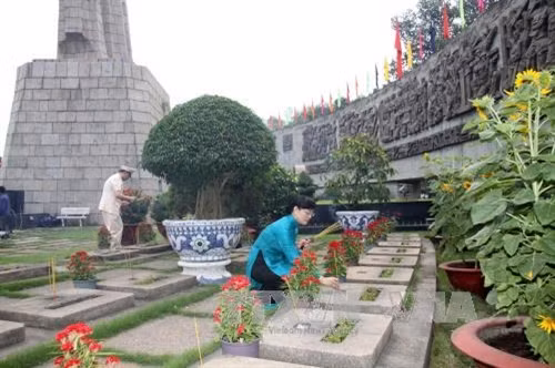 Lãnh đạo TP.HCM và Quân khu 7 thắp hương tưởng niệm các AHLS tại nghĩa trang liệt sĩ Thành phố. Ảnh: Thanh Vũ-TTXVN