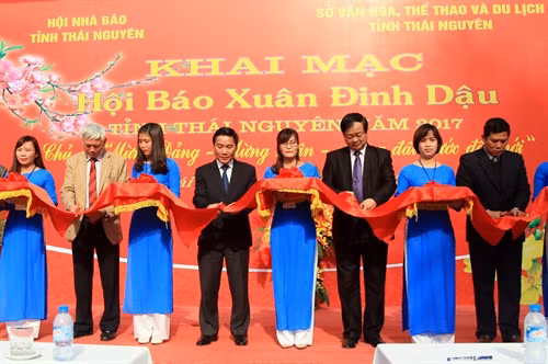 Các đại biểu cắt băng Khai mạc Hội Báo xuân 2017. Ảnh: Thu Hằng – TTXVN.