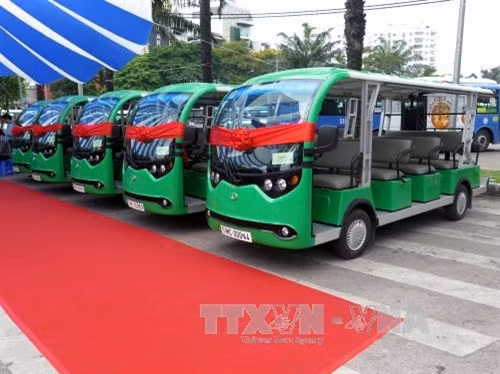 Các xe buýt điện hoạt động ở trung tâm thành phố trong ngày khai trương. Ảnh : Hoàng Hải-TTXVN