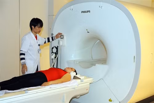 Bệnh viện Hữu nghị Đa khoa Nghệ An là bệnh viện hạng I có 1.600 giường bệnh/45 khoa nhận chuyển giao từ các bệnh viện tuyến trung ương, làm chủ nhiều kỹ thuật cao trong chẩn đoán và điều trị bệnh, trong đó 50% bệnh nhân có thẻ Bảo hiểm Y tế. Ảnh: Dương Ngọc – TTXVN