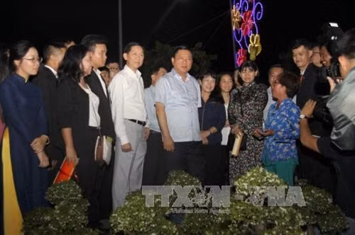 Đồng chí Đinh La Thăng, Bí thư Thành ủy Thành phố Hồ Chí Minh tham quan chợ hoa Bình Điền Ảnh: Thanh Vũ-TTXVN