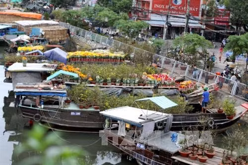 Một góc trên bến dưới thuyền tại Chợ hoa Bến Bình Đông, quận 8, Thành phố Hồ Chí Minh. Ảnh: Phương Vy- TTXVN.
