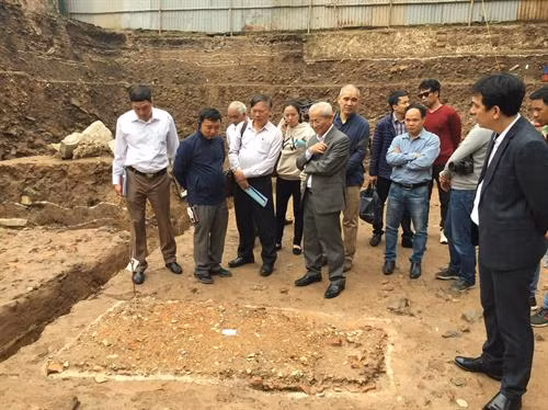 Các nhà khoa học nghiên cứu thực tế tại khu vực khảo cổ học Chính điện Kính Thiên. Ảnh: Đinh Thuận - TTXVN Khu vực tiến hành khai quật thăm dò nằm ở phía Đông nền điện Kính Thiên (giáp với đường Nguyễn Tri Phương) có tổng diện tích gần 1000m2, xuất lộ tầng văn hóa dày gần 4,5m với các lớp văn hóa có niên đại khoảng từ thời Đại La, qua các thời Lý, Trần, Lê, Nguyễn đến thời hiện đại. Ảnh: Thanh Tùng-TTXVN Nhiều di vật như: đồ đất nung, đồ gốm, đồ gỗ, đồ kim loại, đặc sắc nhất là nhóm gạch ngói và vật liệu trang trí lợp mái cung điện tráng men vàng (hoàng lưu ly) và men xanh (thanh lưu ly) thuộc thời Lê sơ cho phép hình dung rõ thêm loại “Ngói rồng” lợp cung điện khu vực chính điện Kính Thiên của Hoàng đế Lê sơ. Ảnh: Thanh Tùng-TTXVN Nhiều di vật như: đồ đất nung, đồ gốm, đồ gỗ, đồ kim loại... được khai quật. Ảnh: Thanh Tùng-TTXVN