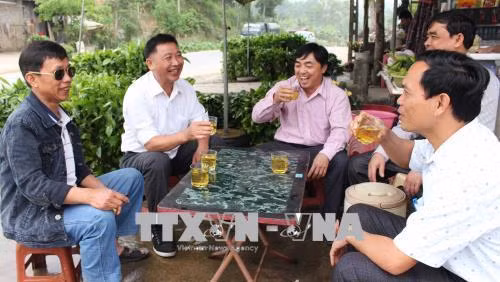 Du khách thưởng thức chè Gay. Ảnh: Nguyễn Oanh - TTXVN