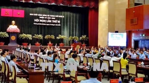 Các đại biểu biểu quyết thông qua Nghị quyết Hội nghị tại phiên bế mạc. Ảnh: Thế Anh-TTXVN