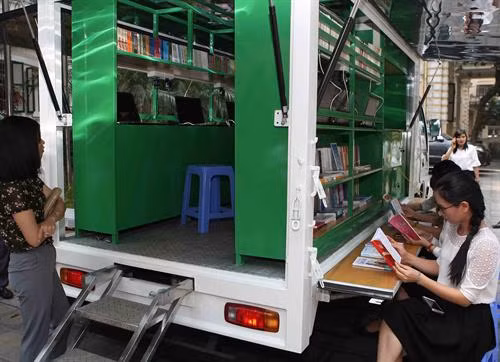 Các đại biểu tham quan không gian đọc của xe thư viện đa phương tiện lưu động. Ảnh: Thanh Tùng-TTXVN
