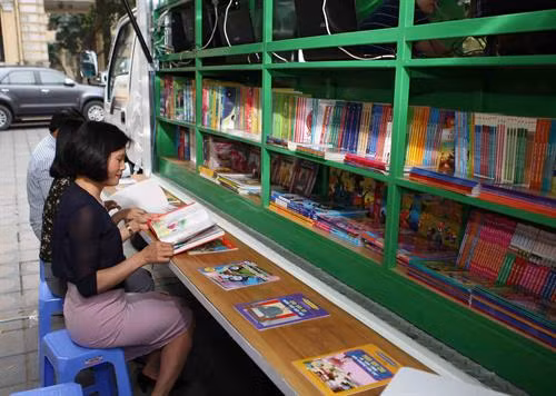 Các đại biểu tham quan không gian đọc của xe thư viện đa phương tiện lưu động. Ảnh: Thanh Tùng-TTXVN