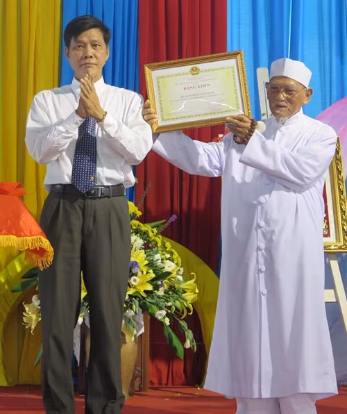 Tặng Bằng khen của UBND thành phố Đà Nẵng cho Hội Thánh. Ảnh: Văn Sơn- TTXVN