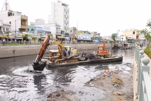 Nạo vét bùn đất trên kênh Tân Hóa - Lò Gốm