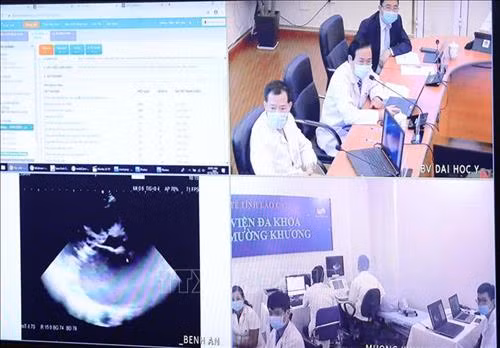 Việc tư vấn khám, chữa bệnh từ xa tại Bệnh viện Đại học Y Hà Nội và 3 bệnh viện vệ tinh được thực hiện trực tuyến dưới sự hỗ trợ của nền tảng công nghệ. Ảnh: Thống Nhất – TTXVN