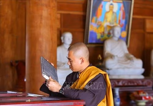 Hạng mục cáp treo thuộc Dự án khu du lịch tâm linh – sinh thái Tây Yên Tử đang được hoàn thiện. Ảnh: Minh Quyết – TTXVN Dự án khu du lịch tâm linh – sinh thái Tây Yên Tử đã hoàn thành giai đoạn 1. Ảnh: Minh Quyết - TTXVN Chùa Hạ thuộc Dự án khu du lịch tâm linh – sinh thái Tây Yên Tử đã hoàn thành giai đoạn 1. Ảnh: Minh Quyết - TTXVN Khách tham quan Khu di tích chùa Bổ Đà - Di tích Quốc gia đặc biệt tại huyện Việt Yên, tỉnh Bắc Giang. Ảnh: Minh Quyết – TTXVN Kiến trúc cổ kính tại Khu di tích chùa Bổ Đà - Di tích Quốc gia đặc biệt tại huyện Việt Yên, tỉnh Bắc Giang. Ảnh: Minh Quyết – TTXVN Khách tham quan Khu di tích chùa Bổ Đà - Di tích Quốc gia đặc biệt tại huyện Việt Yên, tỉnh Bắc Giang. Ảnh: Minh Quyết – TTXVN Khu vườn Tháp chùa Bổ Đà được xây dựng theo những quy định riêng và rất chặt chẽ, nơi an nghỉ của các vị tăng, ni sơn môn Bổ Đà. Ảnh: Minh Quyết - TTXVN Khu vườn Tháp chùa Bổ Đà được xây dựng theo những quy định riêng và rất chặt chẽ, nơi an nghỉ của các vị tăng, ni sơn môn Bổ Đà. Ảnh: Minh Quyết - TTXVN Khu vườn Tháp chùa Bổ Đà được xây dựng theo những quy định riêng và rất chặt chẽ, nơi an nghỉ của các vị tăng, ni sơn môn Bổ Đà. Ảnh: Minh Quyết - TTXVN Khách tham quan Khu di tích chùa Bổ Đà - Di tích Quốc gia đặc biệt tại huyện Việt Yên, tỉnh Bắc Giang. Ảnh: Minh Quyết – TTXVN Tường làm bằng đất tại Khu di tích chùa Bổ Đà - Di tích Quốc gia đặc biệt tại huyện Việt Yên, tỉnh Bắc Giang. Ảnh: Minh Quyết – TTXVN Khách tham quan cây Dã hương nghìn năm tuổi thuộc xã Tiên Lục, huyện Lạng Giang, tỉnh Bắc Giang. Ảnh: Minh Quyết – TTXVN Chùa Vĩnh Nghiêm, nơi lưu giữ và trưng bày 3050 Mộc bản khắc kinh đã được tổ chức UNESCO công nhận là Di sản tư liệu thuộc Chương trình Ký ức thế giới khu vực châu Á-Thái Bình Dương vào tháng 5 năm 2012. Ảnh: Minh Quyết – TTXVN Khách tham quan gian lưu giữ, trưng bày Mộc bản chùa Vĩnh Nghiêm. Ảnh: Minh Quyết – TTXVN Mộc bản được lưu giữ tại chùa Vĩnh Nghiêm. Ảnh: Minh Quyết – TTXVN Mộc bản được lưu giữ, trưng bày tại chùa Vĩnh Nghiêm. Ảnh: Minh Quyết – TTXVN Du khách thưởng thức các Canh quan họ cổ tại huyện Việt Yên, Bắc Giang, “Di sản văn hóa phi vật thể” đại diện của nhân loại. Ảnh: Minh Quyết - TTXVN Du khách thưởng thức các Canh quan họ cổ tại huyện Việt Yên, Bắc Giang, “Di sản văn hóa phi vật thể” đại diện của nhân loại. Ảnh: Minh Quyết - TTXVN Khu du lịch sinh thái Suối Mỡ, xã Nghĩa Phương, huyện Lục Nam, tỉnh Bắc Giang. Ảnh: Minh Quyết - TTXVN Khách tham quan vườn na Lục Nam, tỉnh Bắc Giang. Ảnh: Minh Quyết - TTXVN Khách tham quan vườn na Lục Nam, tỉnh Bắc Giang. Ảnh: Minh Quyết - TTXVN