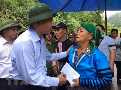 Bí thư Tỉnh ủy Thanh Hóa Trịnh Văn Chiến cùng đoàn công tác thắp hương, chia buồn gia đình nạn nhân bị vùi lấp mới được tìm thấy tại bản Sa Ná, xã Na Mèo, Quan Sơn. Ảnh: Khiếu Tư - TTXVN