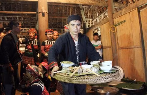 Gia chủ làm lễ giữ hồn lúa mẹ tại nương lúa. Sau khi gặt xong, các gia đình gùi lúa về nhà. Họ cùng nhau giã gạo để nấu cơm mới, chuẩn bị cho các nghi thức trong ngày hội. Chủ nương làm mâm lễ cúng mừng cơm mới. Chủ nhà dâng cơm mới mời tổ tiên về hưởng và phù hộ cho gia đình con cháu sang năm mùa màng bội thu, cuộc sống no đủ. Bà chủ nhà lấy cum lúa đè lên hồn vía lúa (dùng lá ngái bọc hồn vía lúa) giữ trên sàn gác. Mâm cơm mới dành cho vợ chồng chủ nhà theo đúng nghi thức. Người Xá Phó cùng nhau hát múa theo nghi thức truyền thống trong ngày tổ chức lễ hội “Già sợ da”.