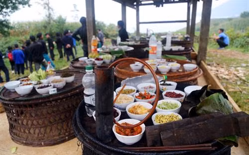 Địa đểm tổ chức Lễ hội Khô Già Già thường là một bãi đất rộng cạnh bìa rừng. Nơi đây có lán thờ được người dân làm bằng gỗ, lợp mái cỏ. Lễ hội thường diễn ra vào đầu tháng 6 âm lịch. Mở đầu là nghi thức mổ trâu hiến tế thần linh thu hút đông thanh niên, trai tráng tham gia Vào ngày hôm sau, mỗi gia đình đều tự chuẩn bị mâm lễ vật mang đến rừng làm lễ cúng thần linh. Mỗi mâm lễ, ngoài thịt trâu còn có các nông sản do người dân tự trồng cấy, chăn nuôi được như thịt gà, thịt lợn, đậu tương, bí đỏ, lạc rang, rượu trắng… Thầy cúng tại thôn Choản Thèn, xã Y Tý chuẩn bị đồ cho lễ cúng. Hai thầy cúng chính thực hiện nghi lễ cúng thần đất, thần nước, thần rừng. Các thầy cúng còn làm lễ cúng tại cột đu quay, đu dây và thực hiện nghi thức thử đu để kiểm tra độ an toàn trước khi cho phép người dân và trẻ em tham gia. Sau nghi lễ cúng, các mâm lễ vật được chuyển vào lán thờ và đại diện các gia đình ngồi ăn cơm, uống rượu, chia sẻ kinh nghiệm sản xuất. Người dân trong thôn được nghỉ 3 ngày để vui chơi, kiêng vào rừng chặt cây, lấy củi, đào đất… Lễ hội Khô Già Già chứa đựng ý nghĩa nhân văn sâu sắc, được đồng bào Hà Nhì đen trên vùng cao Bát Xát gìn giữ qua nhiều thế hệ.