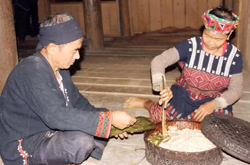 Gia chủ làm lễ giữ hồn lúa mẹ tại nương lúa. Sau khi gặt xong, các gia đình gùi lúa về nhà. Họ cùng nhau giã gạo để nấu cơm mới, chuẩn bị cho các nghi thức trong ngày hội. Chủ nương làm mâm lễ cúng mừng cơm mới. Chủ nhà dâng cơm mới mời tổ tiên về hưởng và phù hộ cho gia đình con cháu sang năm mùa màng bội thu, cuộc sống no đủ. Bà chủ nhà lấy cum lúa đè lên hồn vía lúa (dùng lá ngái bọc hồn vía lúa) giữ trên sàn gác. Mâm cơm mới dành cho vợ chồng chủ nhà theo đúng nghi thức. Người Xá Phó cùng nhau hát múa theo nghi thức truyền thống trong ngày tổ chức lễ hội “Già sợ da”.