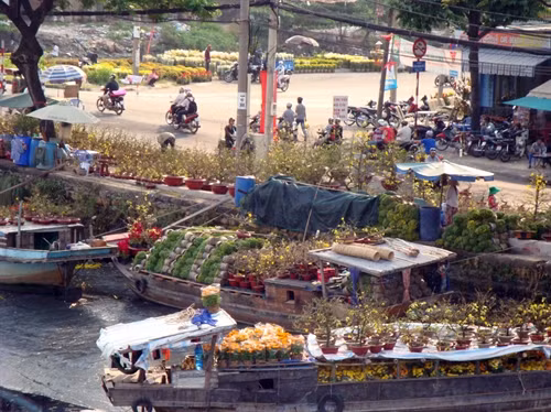 Một góc chợ hoa sông nước tại bến Bình Đông - Mễ Cốc.