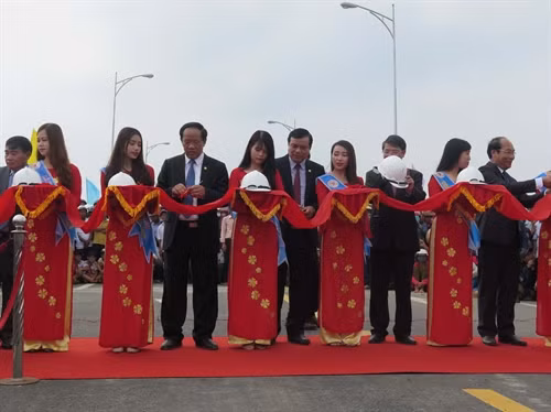 Các đại biểu cắt băng khành thành cầu Giao Thủy. Ảnh: Đoàn Hữu Trung- TTXVN
