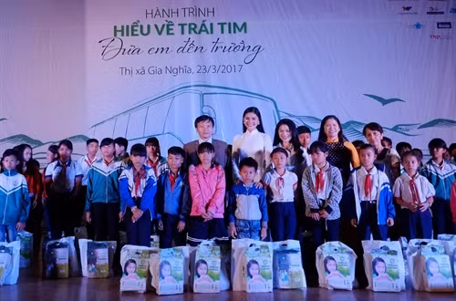 Tặng quà cho các em học sinh đồng bào dân tộc thiểu số. (Ngọc Minh - TTXVN).