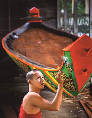 Người Khmer thiết kế, trang trí ghe Kê hâu trên nền tảng kiến trúc và thẩm mỹ nghệ thuật Phật giáo Nam tông