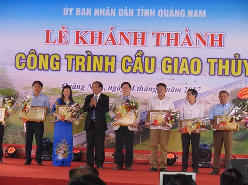 Ông Đinh Văn Thu- Chủ tịch UBND tỉnh Quảng Nam tặng Bằng khen cho các tập thể và cá nhân có thành tích xuất sắc trong xây dựng cầu Giao Thủy. Ảnh: Đoàn Hữu Trung- TTXVN