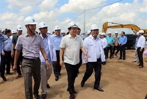 Phó Thủ tướng Trịnh Đình Dũng đến thăm, làm việc tại Ban Quản lý Dự án Điện lực Long Phú 1, tỉnh Sóc Trăng.