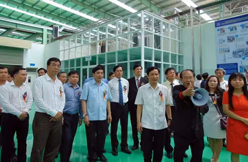 Các đại biểu tham quan nhà máy. Ảnh: Nguyễn Sơn-TTXVN
