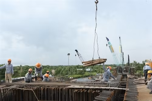 Một số hình ảnh xây dựng cầu Hòa Trung- một trong những cầu cuối cùng thông mạch đường Hồ Chí Minh ảnh 7