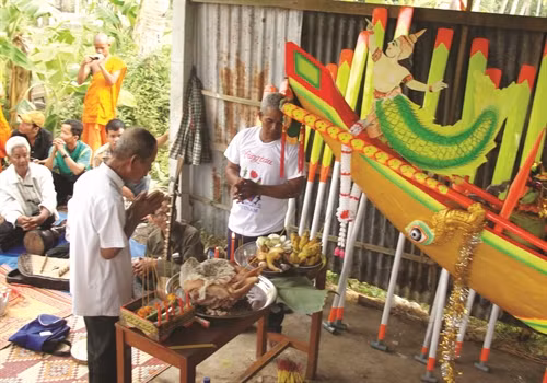 Cúng thần ghe ngo giúp cho đội đua chiến thắng