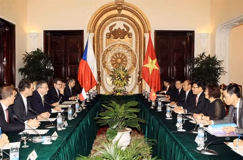 Phó Thủ tướng, Bộ trưởng Ngoại giao Phạm Bình Minh hội đàm với Bộ trưởng Ngoại giao Cộng hòa Czech Lubomir Zaoralek. Ảnh: Phạm Kiên – TTXVN