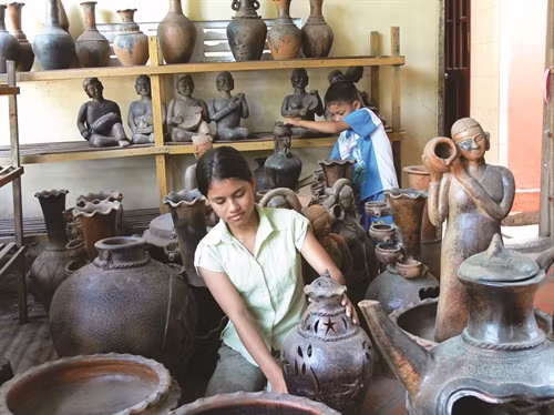 Gian hàng trưng bày gốm của một hộ đồng bào Chăm