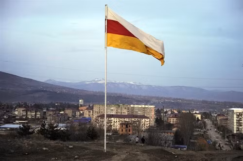 Trong ảnh (tư liệu): Lá cờ CH Nam Ossetia ở thủ phủ Tskhinvali ngày 8/4/2012. AFP/ TTXVN